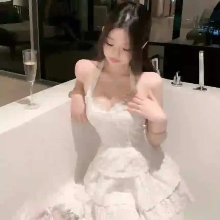甜宠漫改剧《女神降临》车银优文佳煐：丑小鸭靠化妆变身校花，两大男神神仙打架